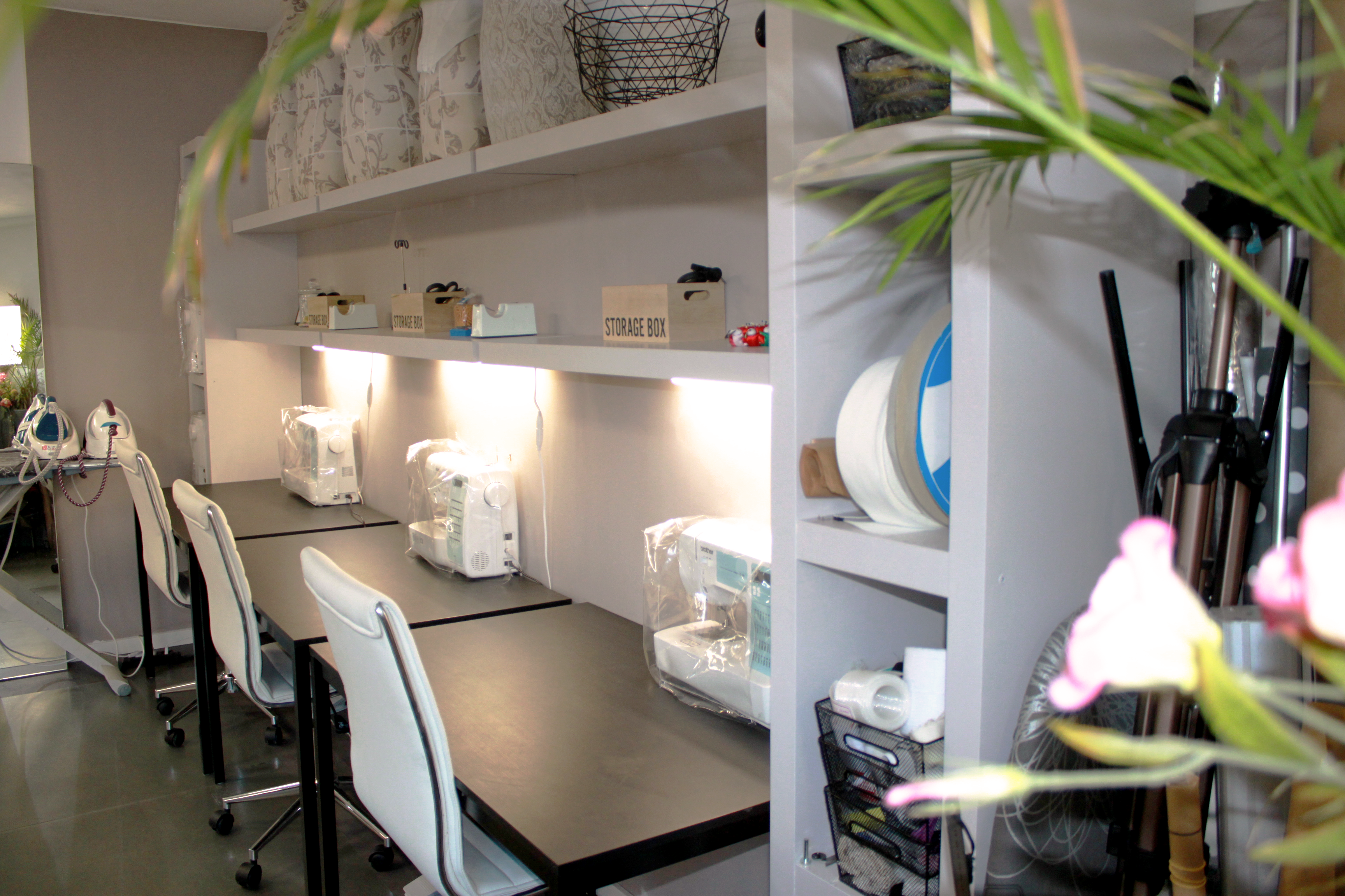 Lees meer over het artikel Waarom leren kleding maken in een atelier je sneller laat groeien dan thuis